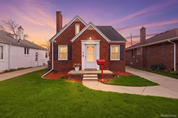 1857 Roslyn RD, Grosse Pointe Woods, MI 48236