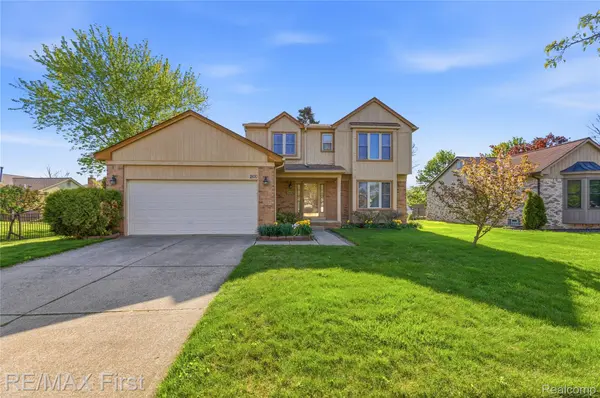 1800 Hillman DR, Troy, MI 48083