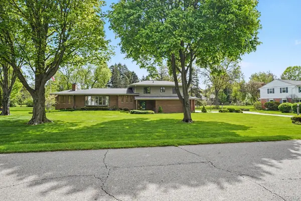 1226 Woodkrest DR, Flint Charter Township, MI 48532