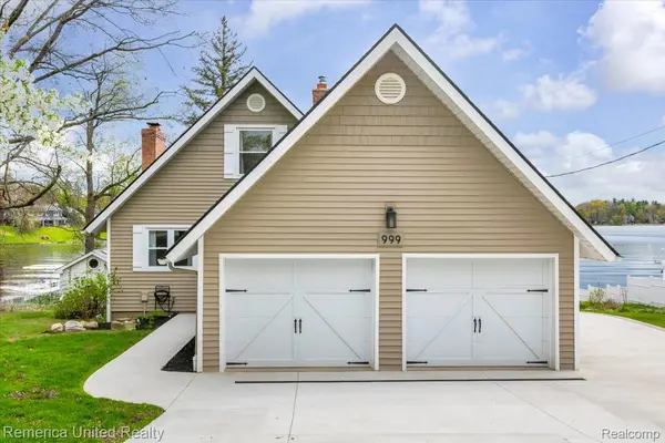999 Lakeside DR, Brighton, MI 48116