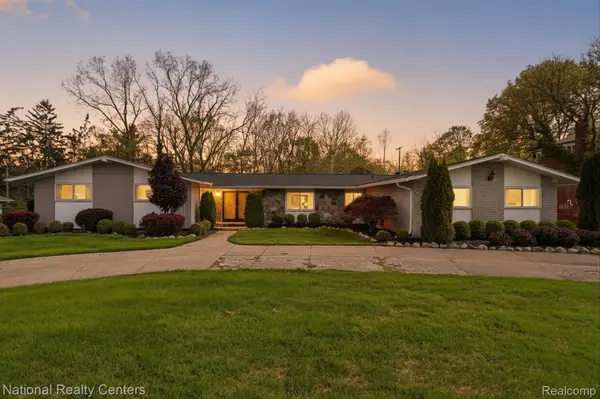 21730 Riverview DR, Beverly Hills Village, MI 48025