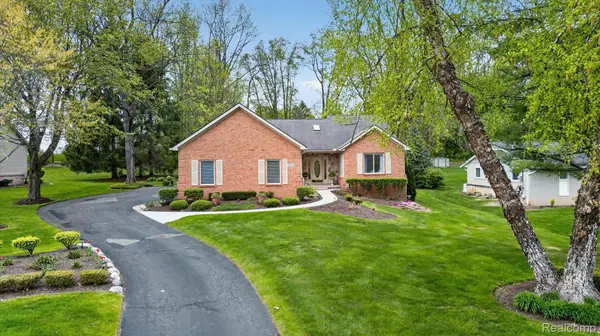 4455 Driftwood DR, Commerce Charter Township, MI 48382