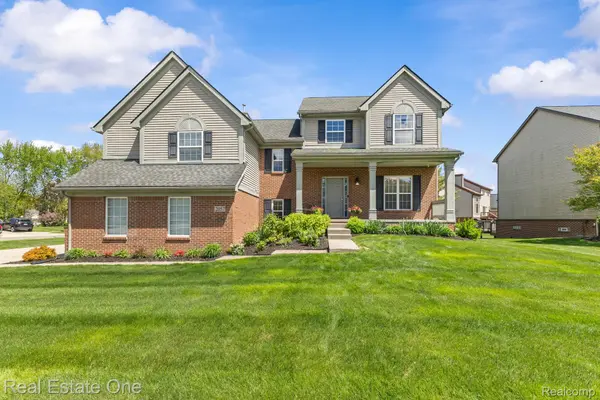 2057 Warbler CT, Commerce Charter Township, MI 48382