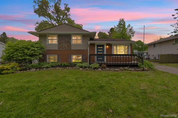 842 Bird Song DR, Milford, MI 48381