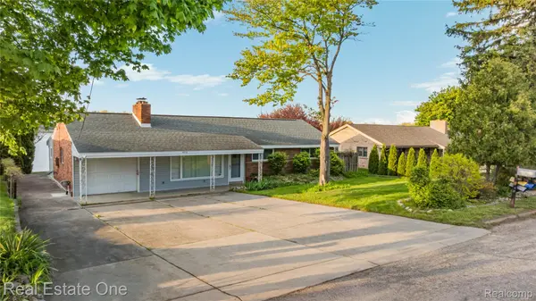 4416 S Shore ST, Waterford Charter Township, MI 48328