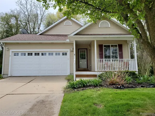 2285 Spartans TRL NW #17, Hamburg Township, MI 48169