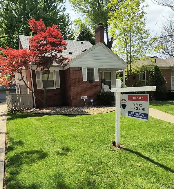 21114 Huntington AVE, Harper Woods, MI 48225