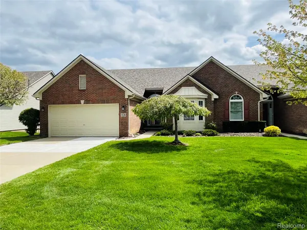 828 Woodhaven DR, Commerce Charter Township, MI 48390