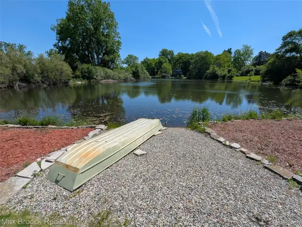 5415 White Hall Circle CIR, West Bloomfield Charter Township, MI 48323