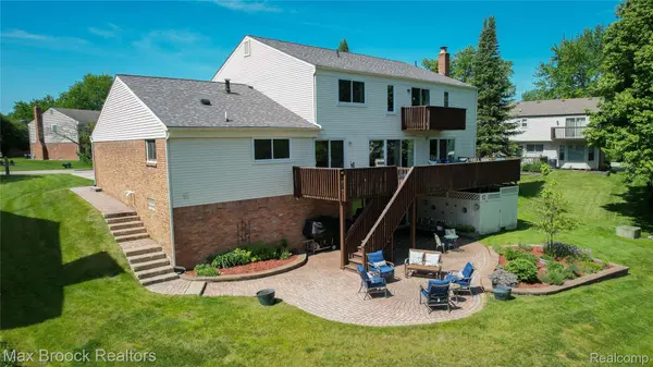 5415 White Hall Circle CIR, West Bloomfield Charter Township, MI 48323