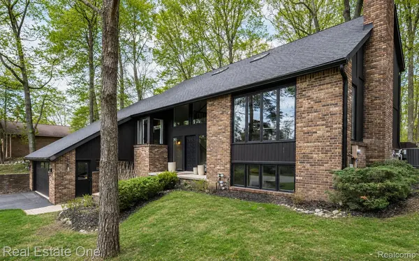 6464 Deer Ridge DR, Independence Charter Township, MI 48348