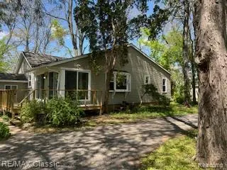 2534 Edgemere ST, Commerce Charter Township, MI 48382