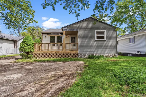 6430 Cloverton DR, Waterford Charter Township, MI 48329