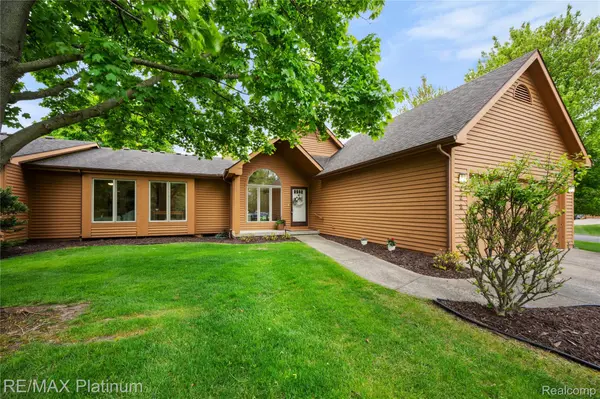 222 Glenwood AVE, Fenton, MI 48430