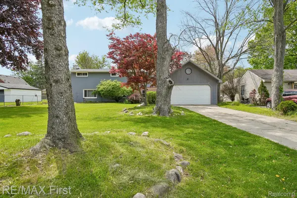 23041 Springbrook DR, Farmington Hills, MI 48336