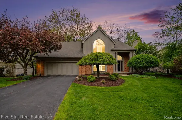 4689 Mirror Lake DR, West Bloomfield Charter Township, MI 48323