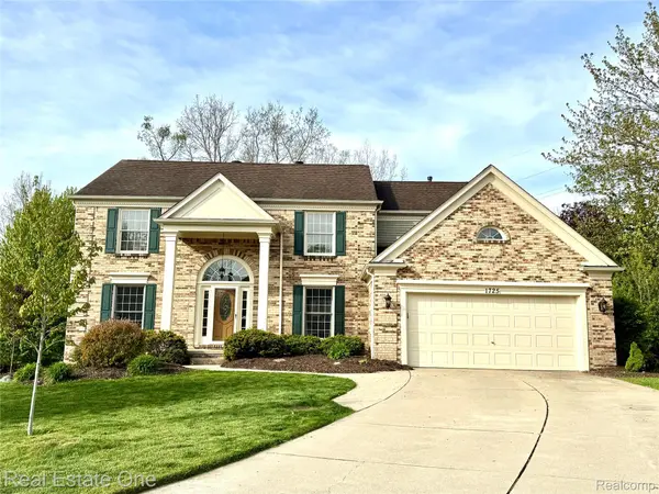 1725 Hillcrest DR, Rochester Hills, MI 48306