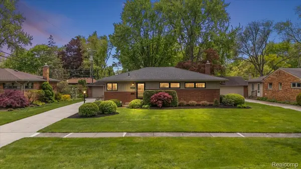 16933 Lauderdale AVE, Beverly Hills Village, MI 48025