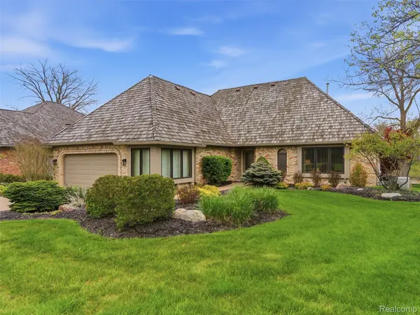 23 Chateaux Du Lac,  Fenton Charter Township,  MI 48430