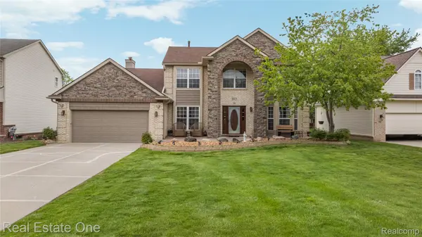 865 Drakeshire DR, Commerce Charter Township, MI 48390