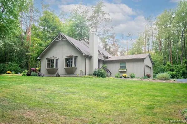 9256 Pine Hill TRL, Hartland Township, MI 48430