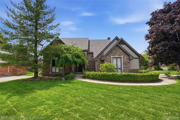 35975 King Edward DR, Farmington Hills, MI 48331