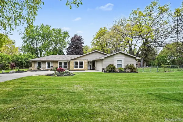 9511 Longmeadow ST, Tyrone Township, MI 48430