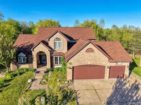 185 Columbia DR, South Lyon, MI 48178