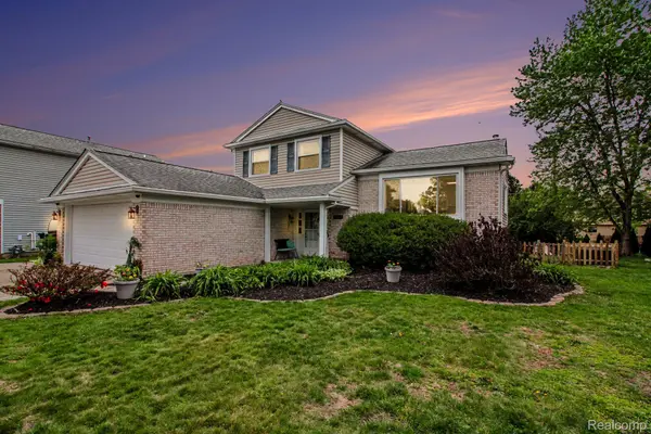 1649 Windingway DR, Wixom, MI 48393
