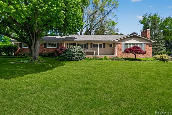 857 Helston RD, Bloomfield Charter Township, MI 48304