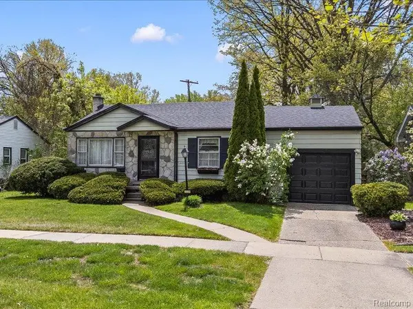 2229 E 8 Mile RD, Grosse Pointe Woods, MI 48236