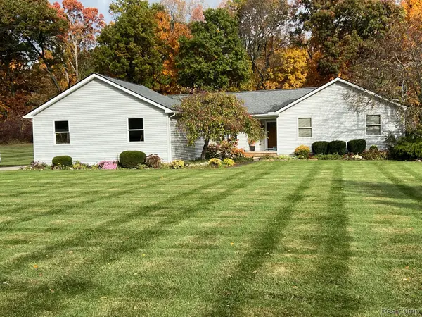 6895 Fairway VIS, Oceola Township, MI 48843