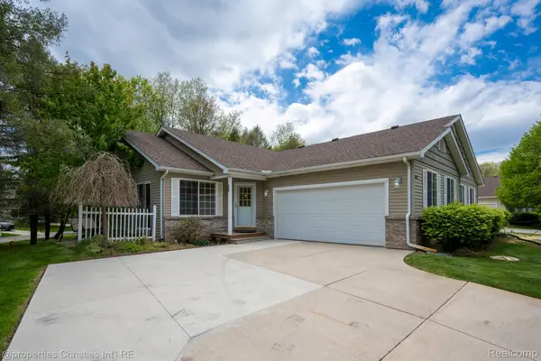 8896 Redstone DR, Hamburg Township, MI 48169