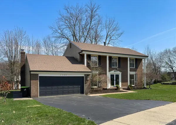1132 Hemlock DR, Rochester, MI 48307