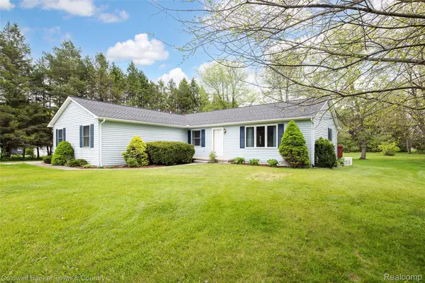 2154 Kingston DR, Hamburg Township, MI 48169