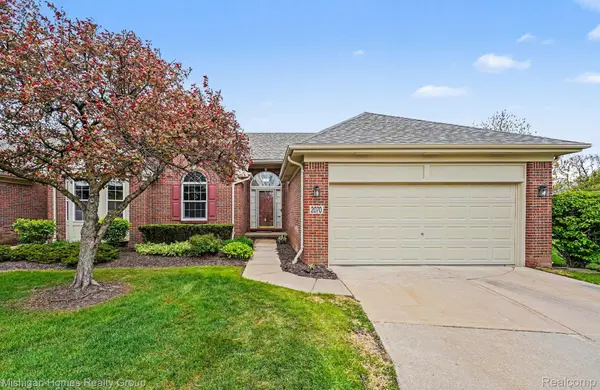 2070 S Red Maple LN S #106, Commerce Charter Township, MI 48390