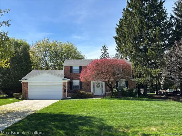 19075 Saxon DR, Beverly Hills Village, MI 48025