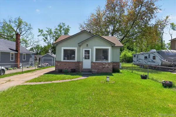 677 Lucille DR, Wolverine Lake Village, MI 48390