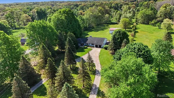 10306 Oakhill RD, Springfield Charter Township, MI 48442