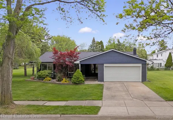 489 Evaline DR, Troy, MI 48085