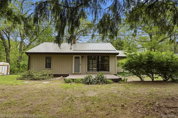 9255 Evergreen RD, Green Oak Township, MI 48116