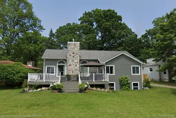 623 Lakeside DR, Waterford Charter Township, MI 48328