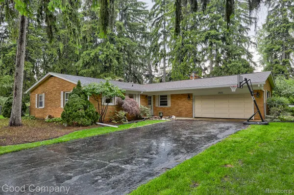 1371 Winchcombe DR, Bloomfield Hills, MI 48304