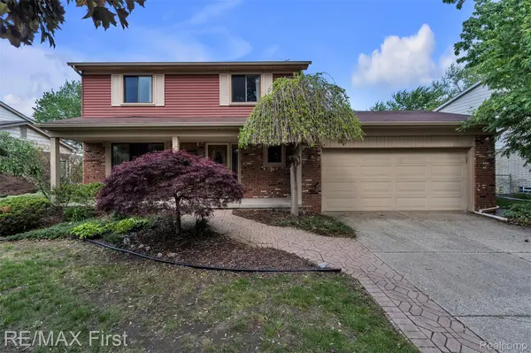 39083 Eastridge DR, Clinton Charter Township, MI 48038