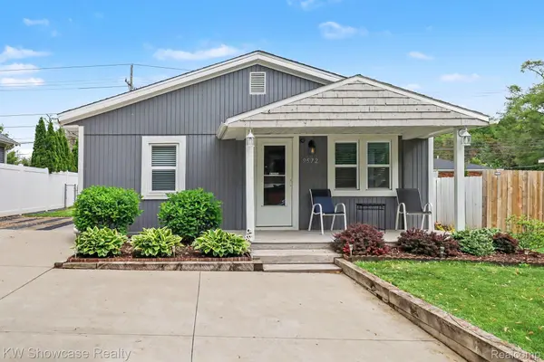 9572 Garden TER, Commerce Charter Township, MI 48382