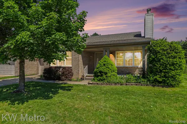 41273 Greenspire DR, Clinton Charter Township, MI 48038