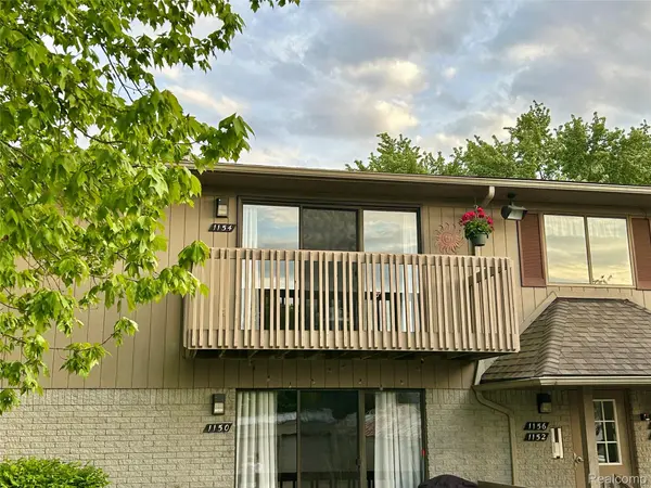 1154 Hillcrest DR, Oxford Charter Township, MI 48371