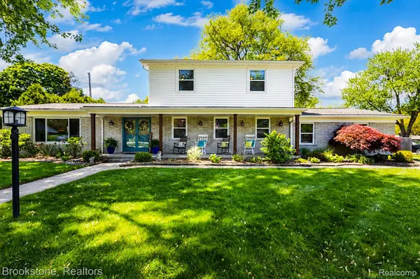 20323 N Riverhill DR, Clinton Charter Township, MI 48036