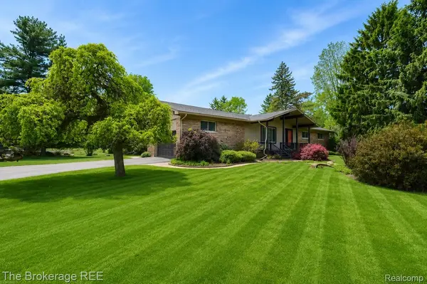6933 Hubbard Hills DR, Independence Charter Township, MI 48348