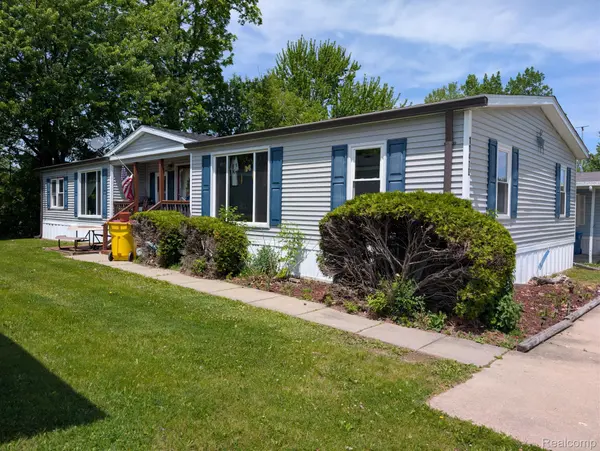 11410 N Lake DR, Fenton, MI 48430